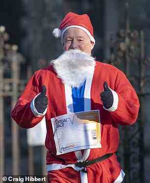 Feierlicher Lauf: Jeff kommt in Weihnachtsmannkleidung in den Park, um Geld für die MND Association zu sammeln