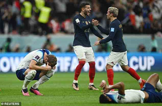 Englands Harry Kane sieht nach dem Spiel niedergeschlagen aus, als England aus der Weltmeisterschaft ausscheidet, während französische Spieler feiern