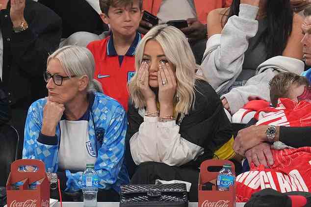 Jordan Pickfords Partnerin Megan wischt sich die Tränen aus den Augen, als England aus der Weltmeisterschaft ausscheidet