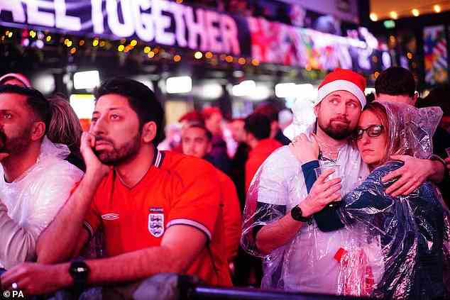 England-Fans im BOXPARK Croydon in London reagieren auf Englands Niederlage nach einer Vorführung des Viertelfinalspiels der FIFA-Weltmeisterschaft zwischen England und Frankreich