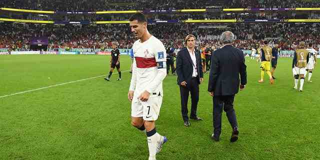 Cristiano Ronaldo aus Portugal verlässt das Spielfeld nach der 0:1-Niederlage während des Viertelfinalspiels der FIFA Fussball-Weltmeisterschaft Katar 2022 zwischen Marokko und Portugal im Al-Thumama-Stadion am 10. Dezember 2022 in Doha, Katar.