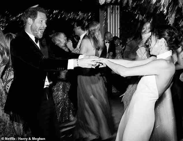 Die Zuschauer werden mit nie zuvor gesehenen Fotos des Paares auf der Tanzfläche und beim Teilen des Abends mit Freunden und Familie verwöhnt