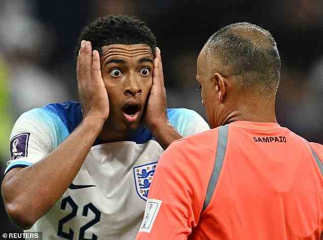 Englands Spieler waren sichtlich frustriert über einige Entscheidungen von Sampaio im Al Bayt Stadium