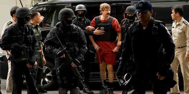 Der russische Waffenhändler Viktor Bout trifft am 5. Oktober 2010 vor einem Strafgericht in Bangkok ein. 