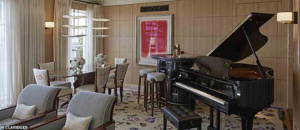 Oben befindet sich das Wohnzimmer der Suite, das mit einem Esstisch, einem Flügel und einer Cocktailbar ausgestattet ist