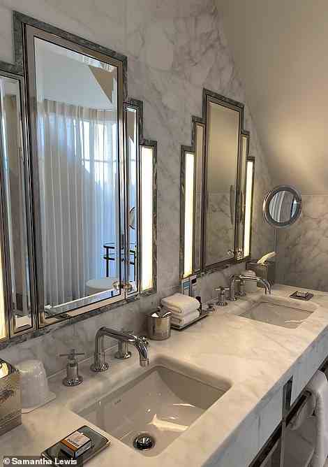 Die geometrischen Spiegel im Art-Deco-Stil im Hauptbadezimmer