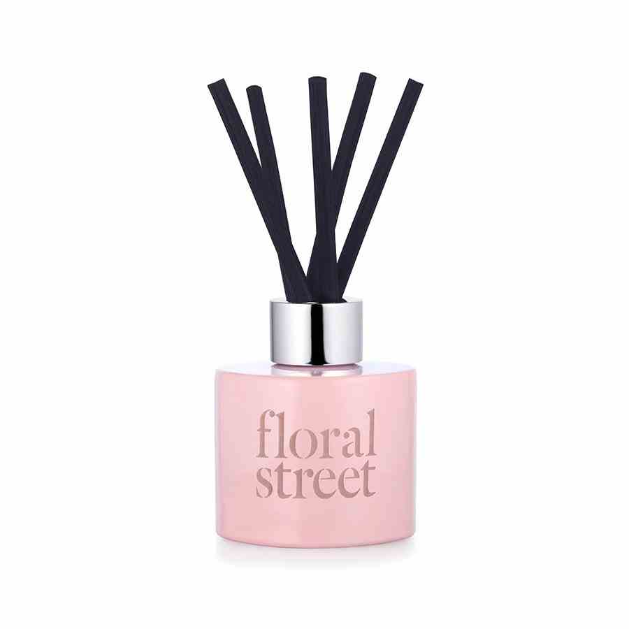 Floral Street Wonderland Bloom Scented Reeds rosa Reed-Diffusor auf weißem Hintergrund