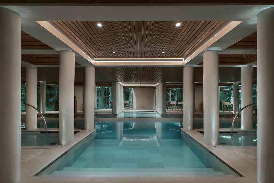 Der „wunderbare“ unterirdische Pool des Hotels im Tempelstil, der über zwei riesige integrierte Whirlpools und einen Abschnitt mit seichtem Wasser verfügt, der „perfekt für Kleinkinder“ ist.