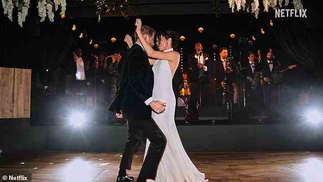 Harry und Meghan wurden gesehen, wie sie sich amüsierten, zu seinem Hit-Klassiker zu tanzen, der den Text „Do the Mashed Potato“ hat.