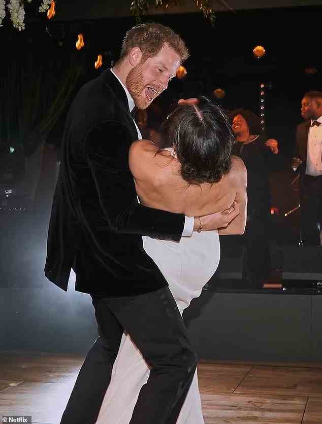Harry taucht Meghan während ihres ersten Tanzes als Ehemann und Ehefrau bei ihrer Hochzeit 2018 ein