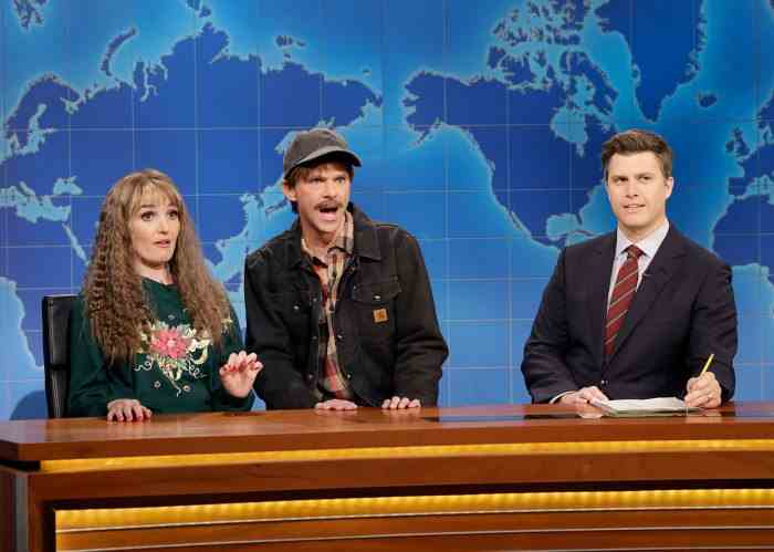 Colin Jost errötet über ‘Saturday Night Live’-Eindruck von Scarlett Johansson während ‘Weekend Update’