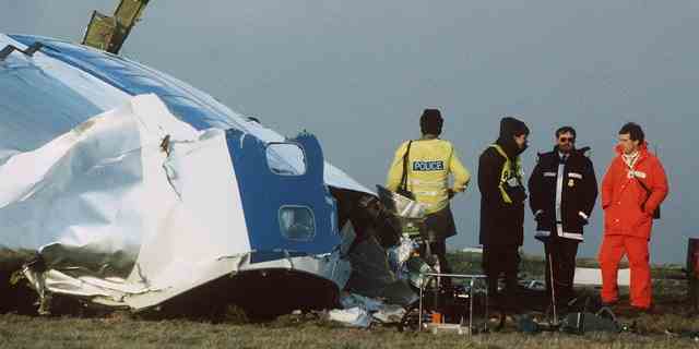 Schottische Rettungskräfte und Absturzermittler durchsuchen das Gebiet um das Cockpit von Pan Am-Flug 103 auf einem Bauernfeld östlich von Lockerbie, Schottland, nachdem bei einem Bombenanschlag in der Luft alle 259 Passagiere und Besatzung sowie 11 Menschen am Boden getötet wurden. 