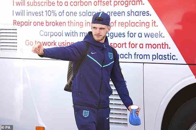Declan Rice gives a thumbs up  outside the Souq Al-Wakra hotel, Qatar