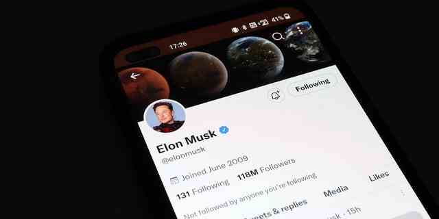 Der Twitter-Account von Elon Musk wird am 21. November 2022 auf einem Smartphone angezeigt. 