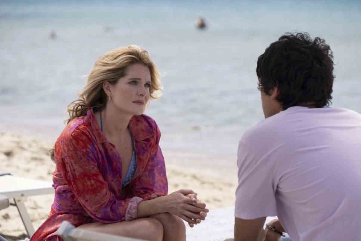 Eine Frau und ein Mann unterhalten sich ernsthaft am Strand