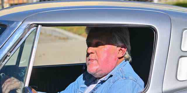 Jay Lenos Verbrennungen sind auf seinem Gesicht sichtbar, als er Wochen nach seinem Unfall in Los Angeles herumfährt.