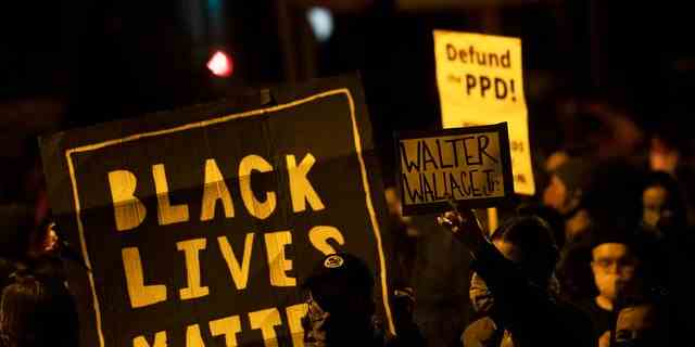 PHILADELPHIA, PA - 27. OKTOBER: Demonstranten halten Plakatlesung "BLACK LIVES MATTER," "Walter Wallace jr." und DEFUND PPD" als sie sich aus Protest in der Nähe des Ortes versammeln, an dem Walter Wallace Jr. am 27. Oktober 2020 in Philadelphia, Pennsylvania, von zwei Polizisten getötet wurde.  Proteste brachen aus, nachdem der 27-jährige Wallace Jr. tödlich erschossen worden war, von dem Polizeibeamte aus Philadelphia behaupteten, er sei mit einem Messer bewaffnet.  (Foto von Mark Makela/Getty Images)