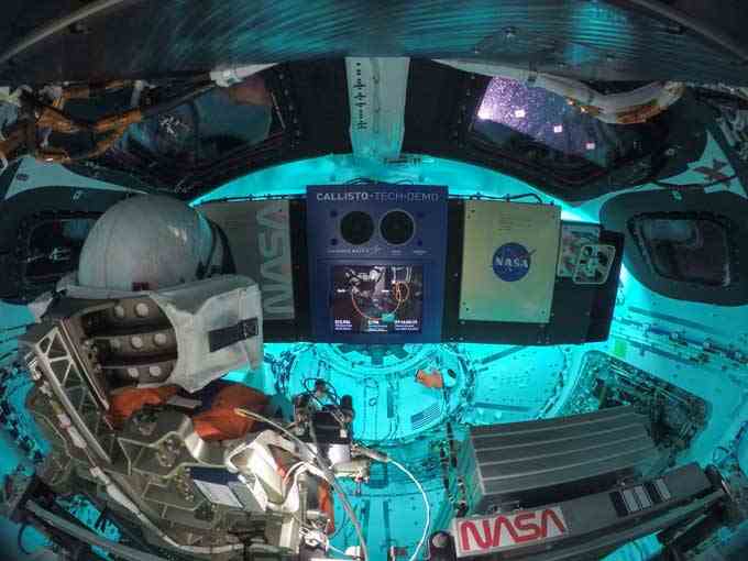 Eine Puppe mit Raumanzug und Helm „starrt“ auf Sensoren und Bildschirme im Inneren der Orion-Raumkapsel