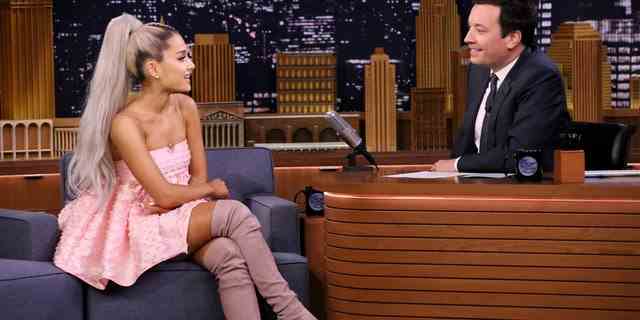 Ariana Grande machte einen Eindruck von Jennifer Coolidge "Die Tonight Show mit Jimmy Fallon" im Mai 2018.