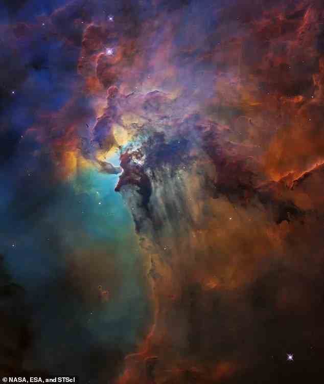 Diese Sterne sind eingebettet in die wirbelnden Gase aus Rot-, Blau- und Orangetönen des Nebels, einem von nur zwei Sternentstehungsnebeln, die von mittleren nördlichen Breiten aus schwach sichtbar sind