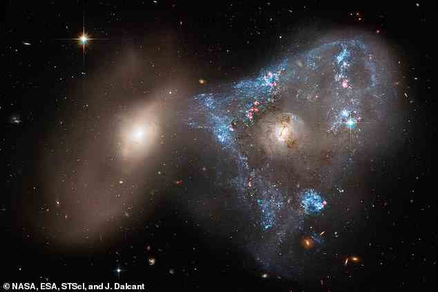 Im Februar teilte die NASA ein weiteres Hubble-Bild, das ein „Weltraumdreieck“ zeigt, in dem zwei Galaxien kollidieren, was zu einem Tsunami der Sternengeburt führt