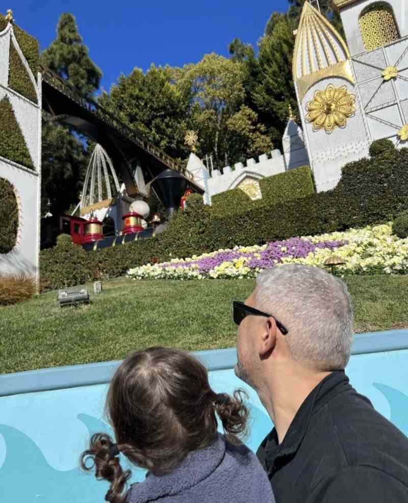Sam Esmail und Tochter im Disneyland Dezember 2022