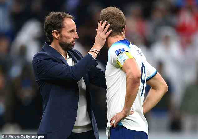 Englands Trainer Gareth Southgate tröstet Kane nach der 1:2-Niederlage am Samstag gegen Frankreich
