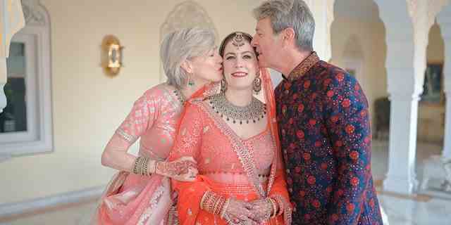 Rogers Eltern wünschen ihrer Tochter alles Gute, während sie ihre traditionelle indische Hochzeitskleidung trägt.