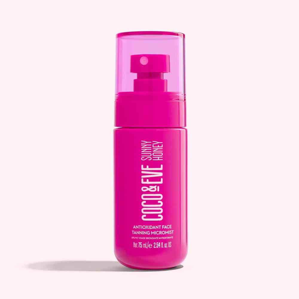 Coco & Eve Sunny Honey Antioxidans-Gesichtsbräunungs-Micromist-Pinkflasche auf blassrosa Hintergrund