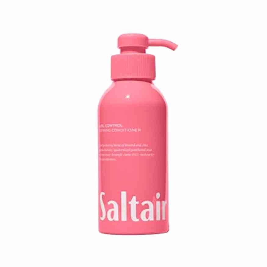 Saltair Curl Control Conditioner rosa Flasche mit Pumpe auf weißem Hintergrund