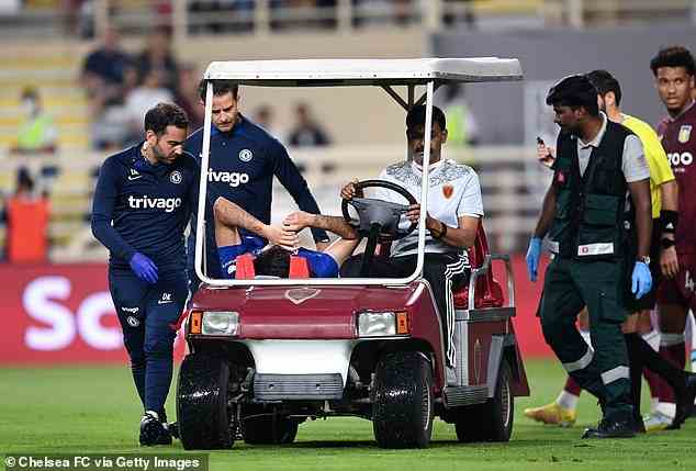 Broja wurde während der Freundschaftsniederlage von Chelsea gegen Aston Villa in Abu Dhabi auf einer Trage abgesetzt