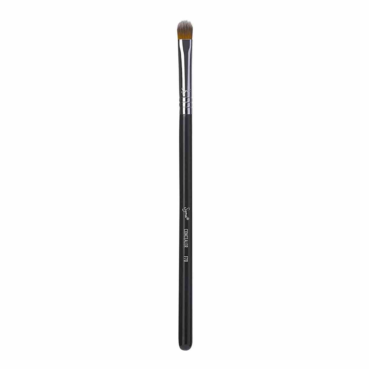 Sigma Beauty F70 Concealer Brush schwarzer Pinsel auf weißem Hintergrund