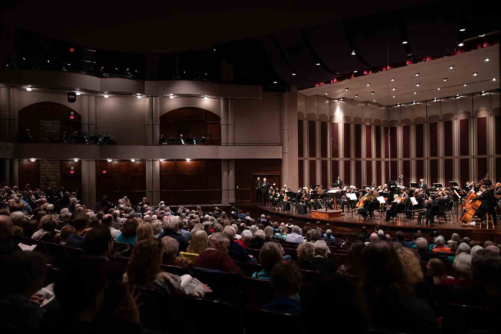 Das South Dakota Symphony spielt John Luther Adams „An Atlas of Deep Time“ im Washington Pavilion.  Musikdirektor Delta...