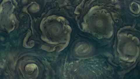 Jupiters nördlichster Zyklon, rechts am unteren Bildrand zu sehen, wurde von Juno eingefangen.