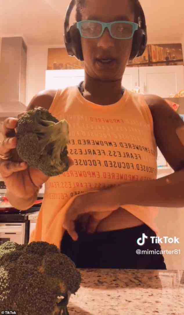 Meia, die den Trick von ihrer Oma gelernt hat, demonstrierte in einem Folgevideo, wie sie die Stiele von ihrem Brokkoli entfernt
