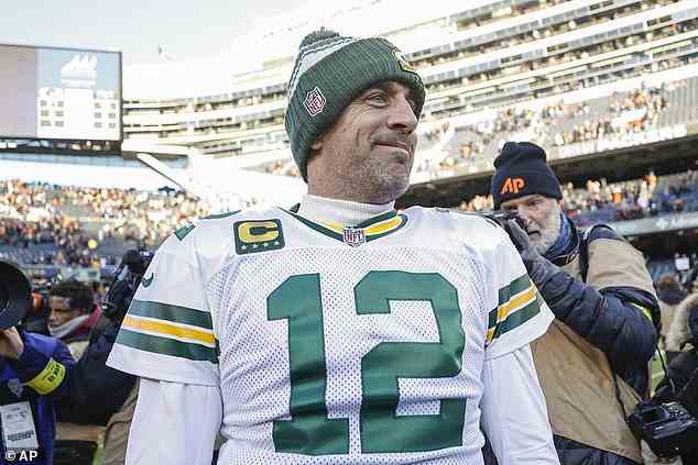 Packers QB Aaron Rodgers lächelt, als er nach einem Sieg gegen die Bears das Feld verlässt