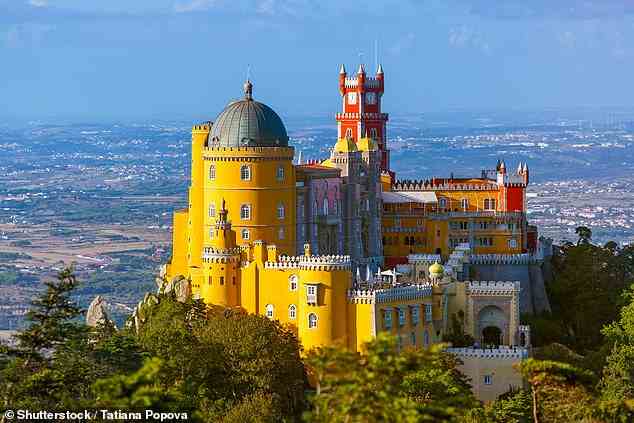 Der sechstägige Wanderurlaub von Macs Adventure von Sintra nach Cascais in Portugal beginnt in der Märchenstadt Sintra.  Abgebildet ist der Pena-Palast der Stadt