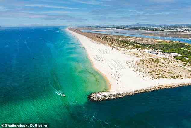 Machen Sie einen Spaziergang entlang des wunderschönen Strandes von Tavira Island (oben) während des siebentägigen Ramblers Holidays-Urlaubs in Tavira, der Perle der Algarve
