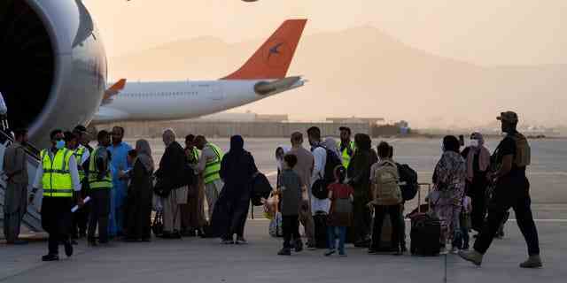 Ausländer steigen am Flughafen in Kabul, Afghanistan, am 9. September 2021 in ein Flugzeug von Qatar Airways ein.