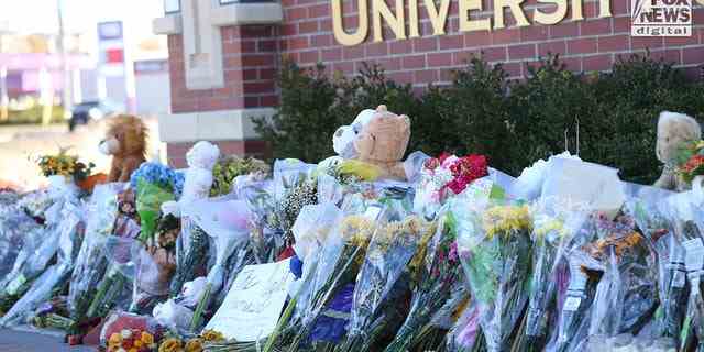 Blumen an einem improvisierten Denkmal an der Universität von Idaho in Moskau, Idaho Montag, 21. November 2022, für vier ihrer Studenten, die am 13. November getötet wurden.