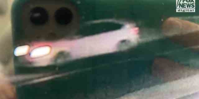 Ein Handyfoto eines Computerbildschirms, das am 13. November gegen 3:45 Uhr auf dem Highway 8 in Moskau, Idaho, ein weißes Auto zeigt, so ein Angestellter, der es bei der Überprüfung von Sicherheitsaufnahmen gefunden hat.