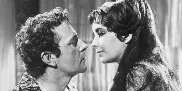 Elizabeth Taylor lernte Richard Burton kennen, bevor sie zusammenarbeiteten "Kleopatra." Sie war von dem walisischen Schauspieler nicht beeindruckt.  Aber das hat sich alles geändert.