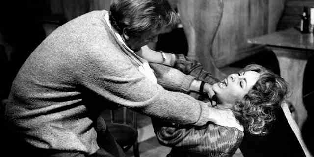 Der walisische Schauspieler Richard Burton und die britisch-amerikanische Schauspielerin Elizabeth Taylor am Set von "Wer hat Angst vor Virginia Woolf?" Das Paar erhielt einen Spitznamen "Die kämpfenden Burtons" durch die Presse.