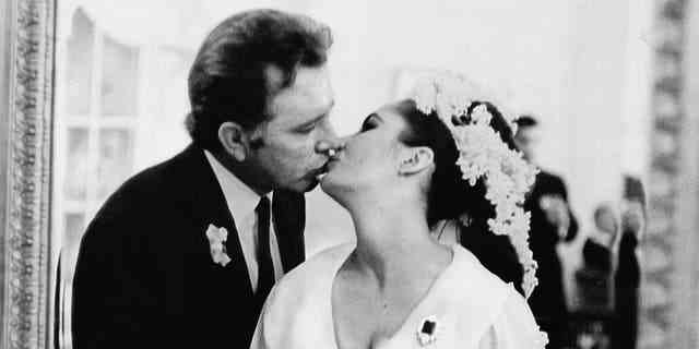 Elizabeth Taylor und Richard Burton küssen sich bei ihrer ersten Hochzeit in Montreal, Kanada.  Sie heirateten zweimal, aber beide Ehen endeten mit einer Scheidung.