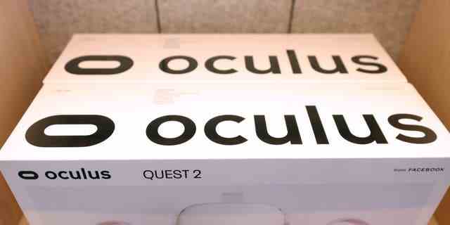 Oculus Quest 2 Virtual-Reality-Headsets werden während einer Medienvorschau des neuen Meta Store am 4. Mai 2022 in Burlingame, Kalifornien, gezeigt.