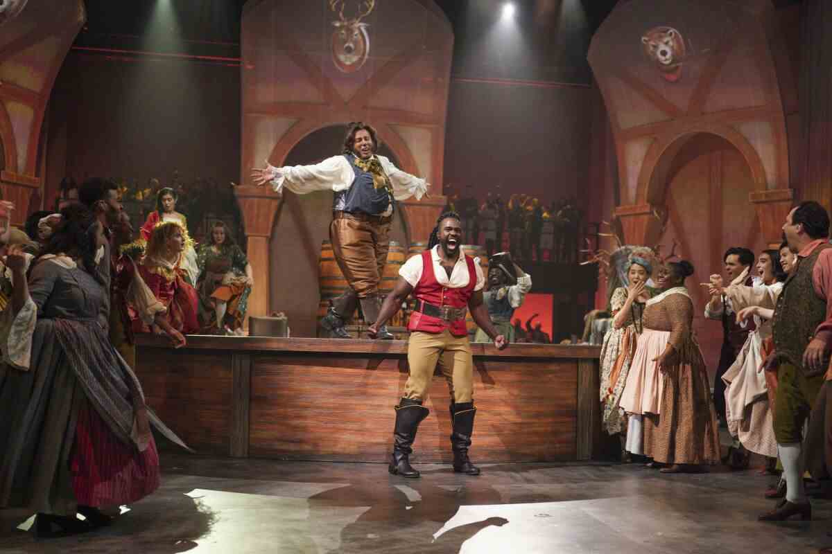 Joshua Henry als Gaston und Rizwan Manji als Lefou in ABCs "Die Schöne und das Biest: Eine 30. Feier."
