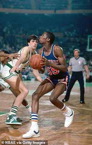 Louis Orr #55 von den New York Knicks macht einen Zug in den Korb gegen Kevin McHale #32 von den Boston Celtics während eines Spiels, das 1984 im Boston Garden in Boston, Massachusetts, gespielt wurde