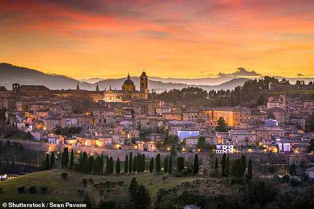 Nach seinem Universitätsabschluss im Sommer 1963 ging Paul in eine italienische Stadt namens Urbino (oben), um Englisch zu unterrichten.  „Das war wahrscheinlich mein bester Job“, sagt er