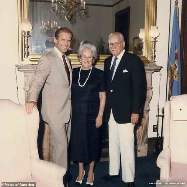 Joe Biden, links, mit seiner Mutter und seinem Vater, Catherine Eugenia (Jean) Finnegan Biden und Joseph Robinette Biden, Sr., in den 1970er Jahren