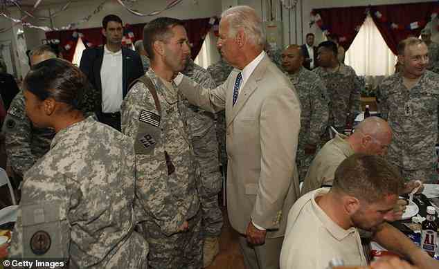 Der damalige Vizepräsident Joe Biden spricht im Juli 2009 im Camp Victory in der Nähe von Bagdad, Irak, mit seinem Sohn US Army Captain Beau Biden.  Dies war sein erster Besuch im Irak als Vizepräsident